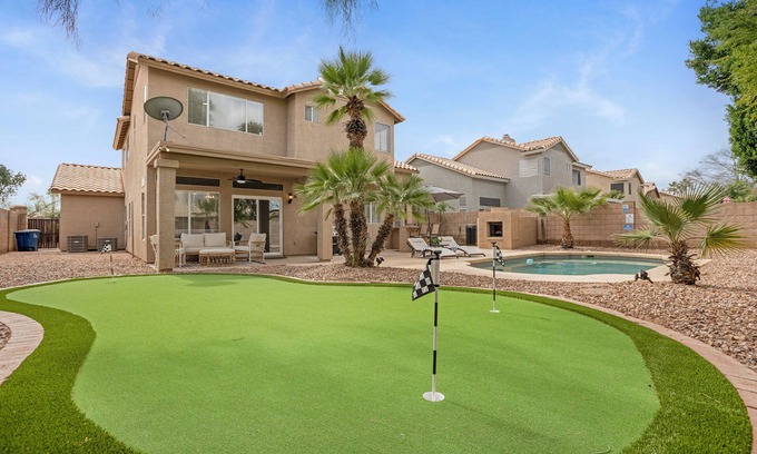 Gilbert Maison | Family Friendly, Putting Green and Heated Pool. Centrally located!
