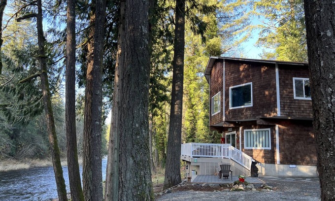 Yacolt Chalet De Ski | Family Friendly Riverfront Retreat close to PDX with Hot Tub