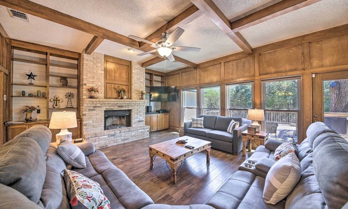 Encino Park Maison | NOUVEAU! Maison de charme avec bain à remous, foyer et terrasse