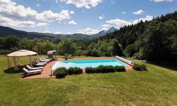 Casola in Lunigiana Villa | Villa toscane avec grande piscine, fontaine et four à pizza privée