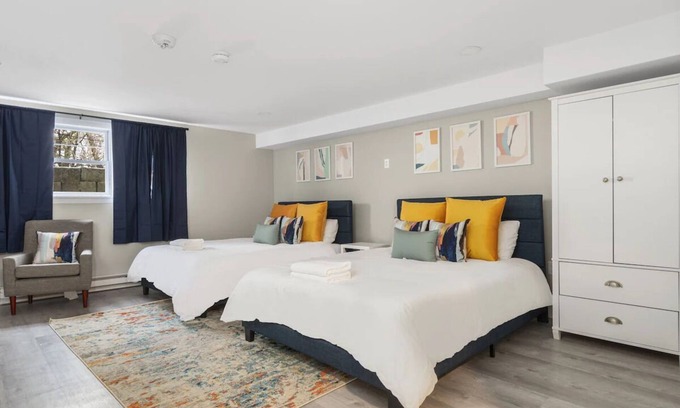 Beverly Hôtel | Family-friendly Unit with Free Guest Parking and a Fully Equipped Kitchen