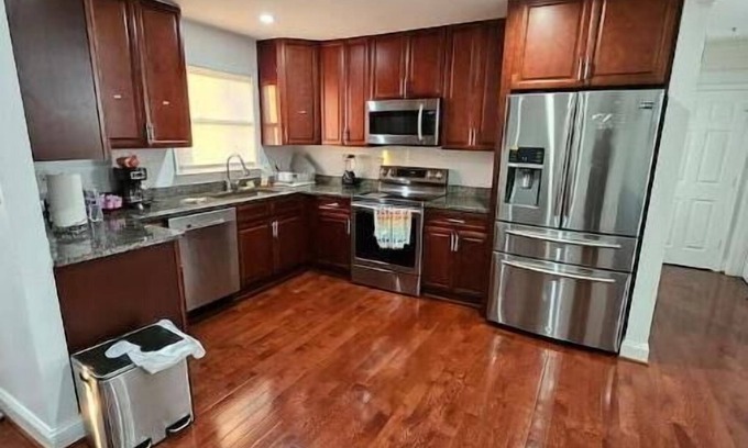 Fairmount Heights Maison | Family friendly-4Bedroom house, free 2 car driveway/street parking DC &VA acess.