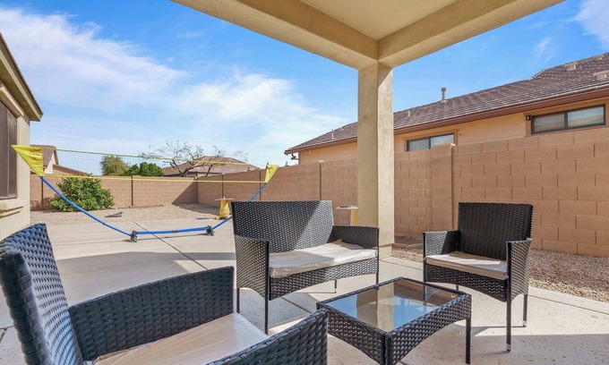 Palm Valley Maison | Family Friendly w/ Badminton | Goodyear Park
