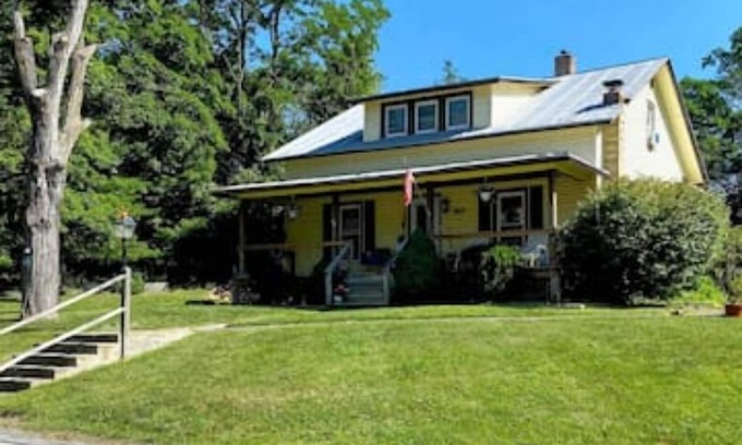Cornwallville Maison | Family friendly with fireplace and swingset