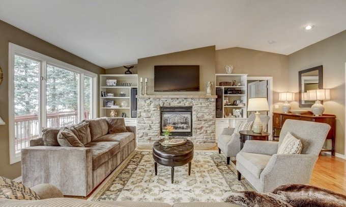 Prior Lake Maison | Maison familiale au bord de l'eau avec plan d'étage ouvert et belle vue sur le lac!