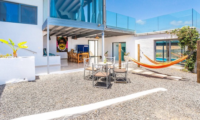 Tabayesco Villa | Villa de luxe de taille famille/amis, à 1 km de la plage, piscine privée, vue sur la mer, salle de s