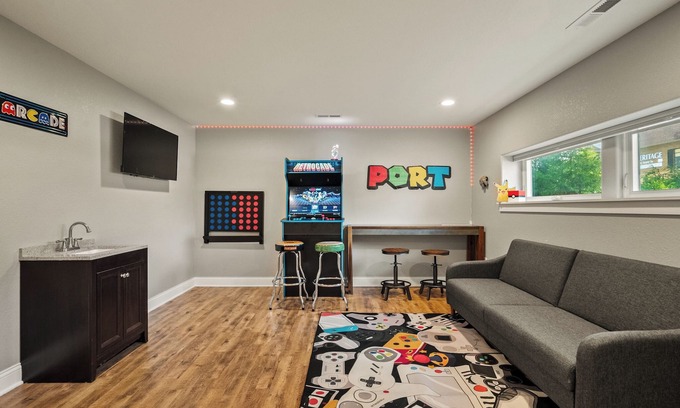 Port Washington Maison | Family Fun! 17,000 Game Arcade, Sleeps 12, Walk to the Lake