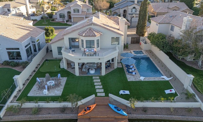 Val Vista Lakes Maison | Family Fun Lakefront, Htd Pool, Spa, Putt Green, Kayaks, Covered Patio w/TV, Indoor Games