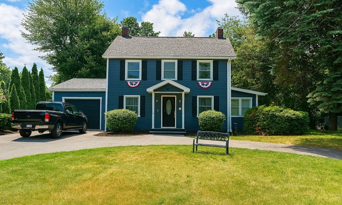 Newtonville Maison | Family Fun! Pool, Fire Pit, Huge Yard Near SUNY Albany & Attractions