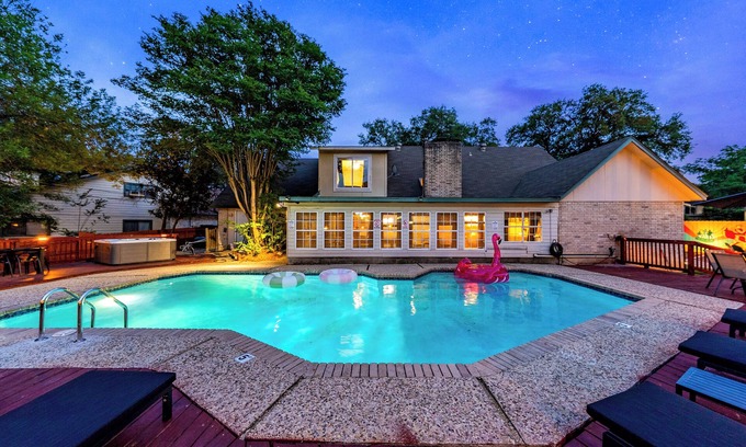 Arboretum Maison | Family Gem - Heated Pool, Hot tub, GameRooms, Playground, Firepit, Chess, EV…