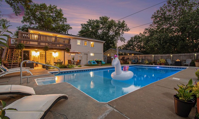 West Omaha Maison | Family Gem with swimming pool and Arcade game.