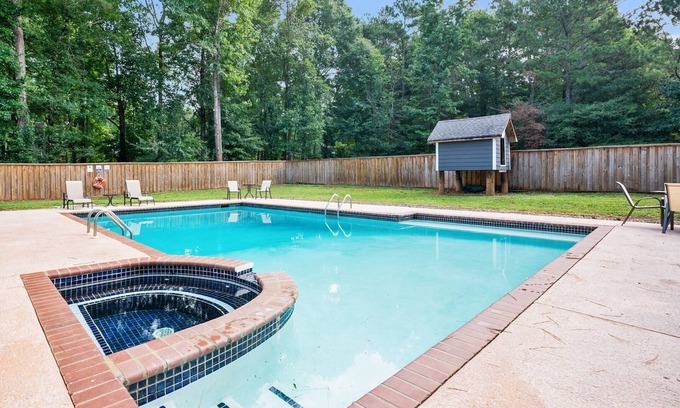 Conyers Maison | ✩Family Getaway ✩POOL ✩ Hot tub ✩ Pet Friendly ✩Sleeps 10