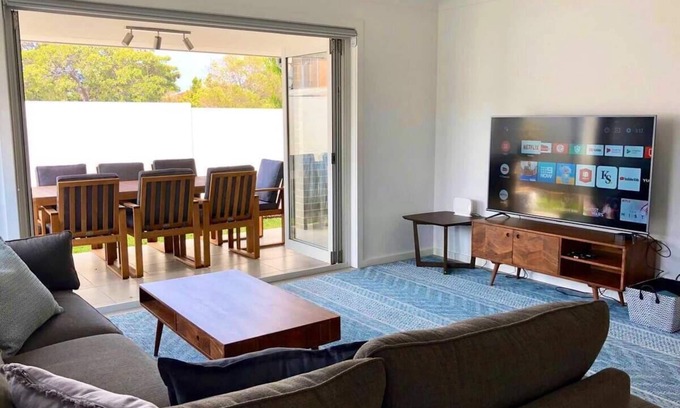 Shellharbour Maison | Family Getaway With LARGE Parent Retreat!