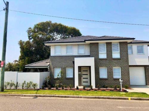 Shellharbour Maison | Family Getaway With LARGE Parent Retreat!