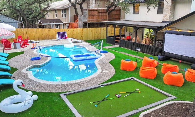 North Central Thousand Oaks Maison | Family/Group Getaway: Pool, Hot Tub, Firepit, Gameroom & Rack'em Up Mini Golf