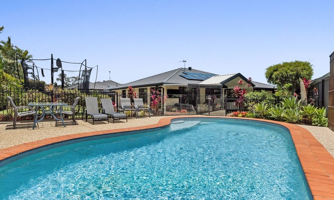 Currimundi Maison | 5 min to Beach, 4 Bed Home, in ground Pool, Outside Entertaining Areas.