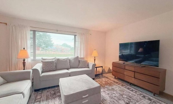 Willowick Maison | Family Home Across from Park & Pool Access