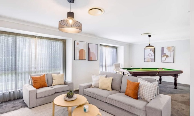 Carindale Maison | Family Home Close to Shopping Centre and Highway
