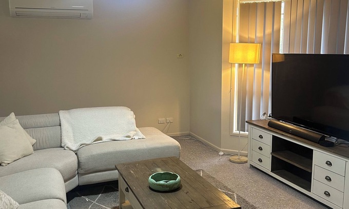 Burpengary Maison | Family home in the heart of Burpengary- Pet Friendly & Ducted Aircon!