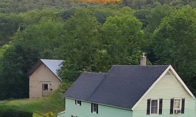 Monroe Bridge Maison | Family Home in the mountains. Get out and explore!