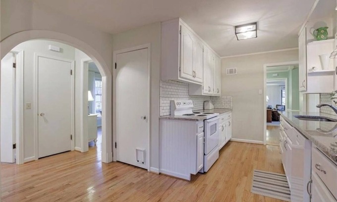 Roeland Park Maison | Family Home in the Heart of KC Minutes away from The Plaza, Westport, & P&L!