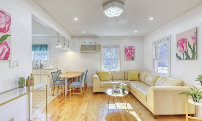 Glen Head Maison | Family Home near NY Beach, Private Workspace by Zen Living