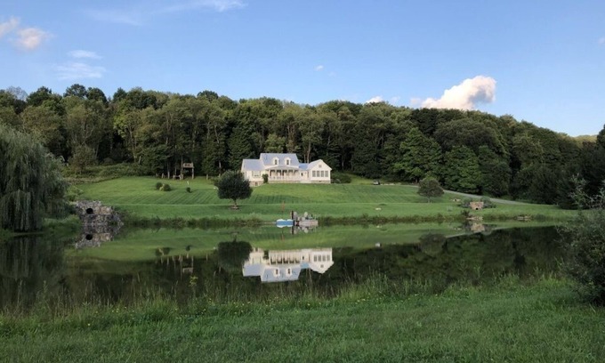 Pine Plains Maison | Family Home with pond, beautiful views and stunning sunsets