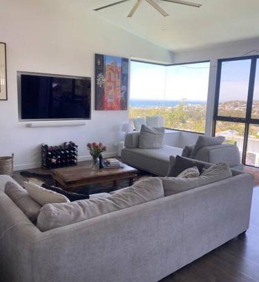 North Curl Curl Maison | Family home with pool and views