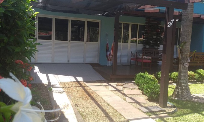 Ingleses do Rio Vermelho Maison | MAISON FAMILIALE 230M DE LA MER, 4 SUITES AVEC AIR, WI-FI, SINUNE DANS CONDOMÍNIO FERMÉ