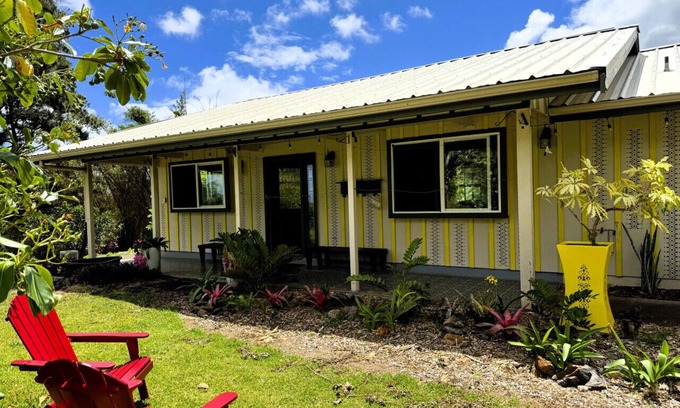 Kukuihaele Maison | Family House by the Waterfall - Private, Countryside, Waipio, Stream, WiFi, Laundry