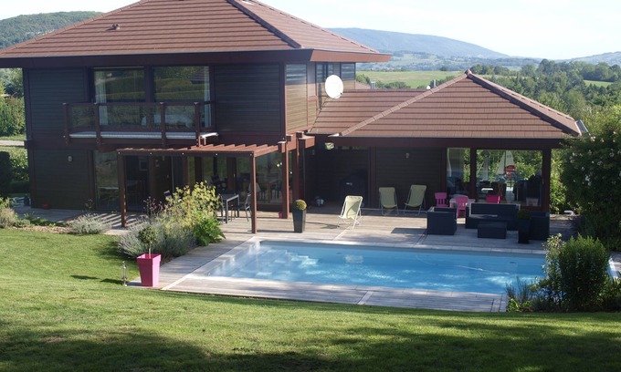 Cuvat Maison | Maison familiale 8 personnes avec piscine.