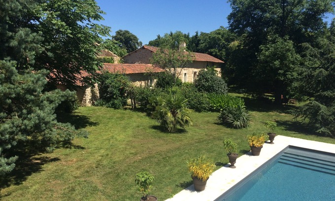 Saulge Maison | Maison de famille, piscine chauffée et tennis privés, campagne, 18 couchages