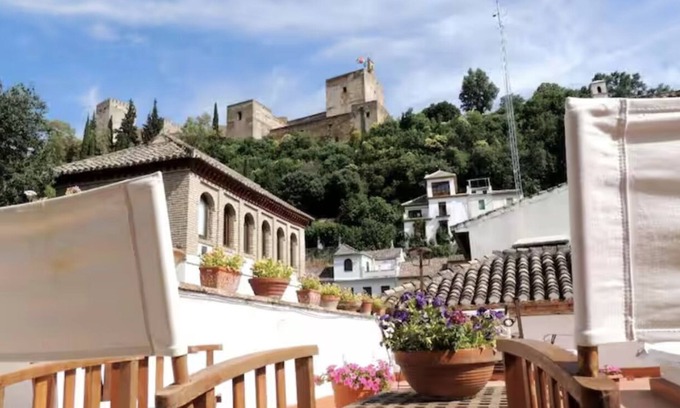 Albaicin Villa | Family house with garden and swimming pool in front of the alhambra