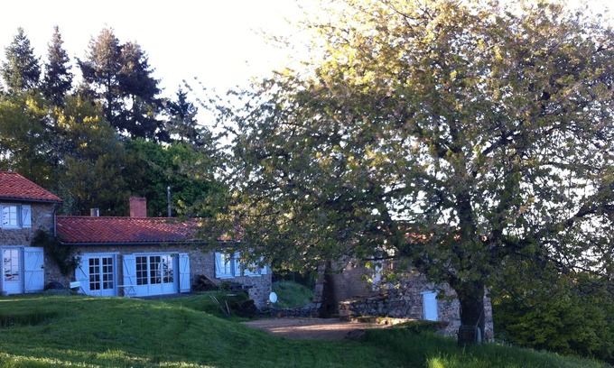 Cherier Cottage | Maison pour couples et famille sur 7ha de domaine privé. Montagne et vignobles.