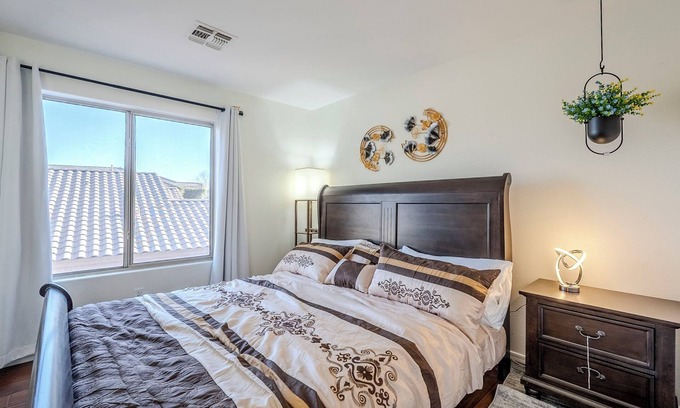 Chandler Maison | Family House w/Free Heated Pool /Spa/Pool Table/ Game Room/Mini Golf in Chandler