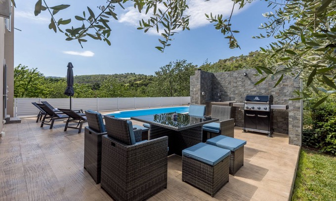 Srinjine Maison | Family house -Villa with heated pool and big garden