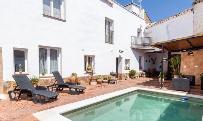 Durcal Villa | Maison familiale avec 4 chambres, piscine privée et espace barbecue.