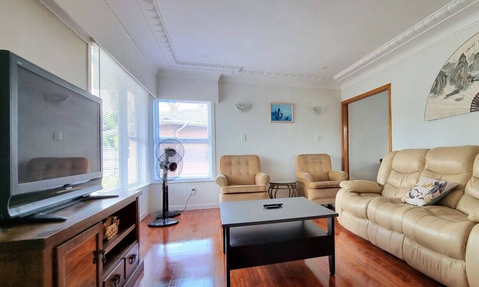 Hillsborough Maison | Family Gem in Hillsborough with Free Parking