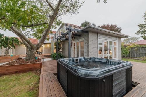 Avonhead Maison | Family Oasis - Deck Garden & Space