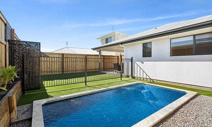 Palmview Maison | Family-Perfect Home: Relax, Swim, Explore, Repeat!