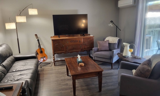 Kincardine Maison | Family/pet oriented home close to beaches shopping and cottage country AC Wifi