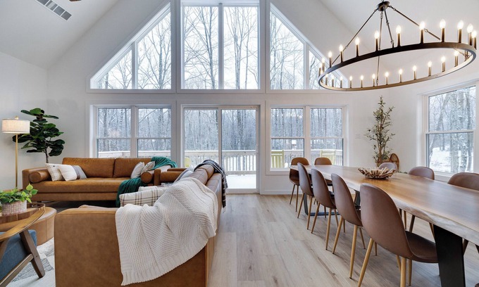 Jim Thorpe Chalet De Ski | Family retreat: 5 bedroom modern chalet with Hot Tub, Bonfire, Mini Golf & More!
