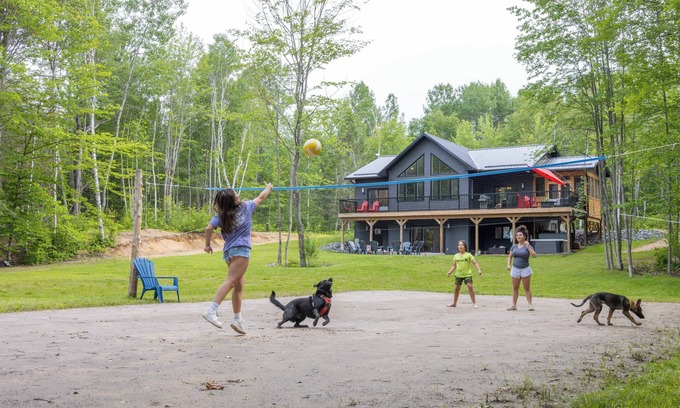 Madawaska Valley Maison | Family Retreat w/ hot tub, game room + Winter fun