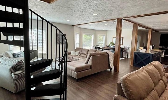 Escanaba Maison | Family Retreat with Lake Views at Ludington Park