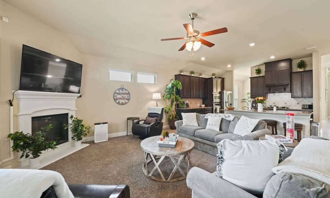 Oak Point Maison | Family retreat with Pool Access