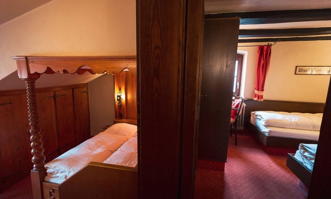 Neckarzimmern Maison | Family room Tower room with view of the castle courtyard - Hotel-Restaurant Burg Hornberg
