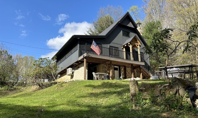 New Rumley Chalet De Ski | Family sized chalet on the Lakeside of Leesville Lake - pets allowed