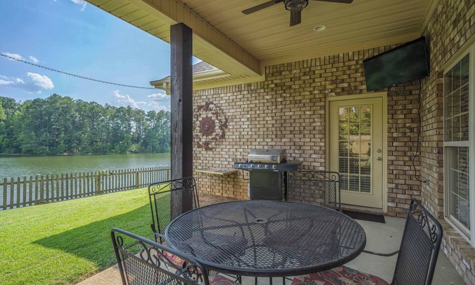 Tuscaloosa Maison | Family Ties- Lakefront- 5 TVs- 7 miles to UA