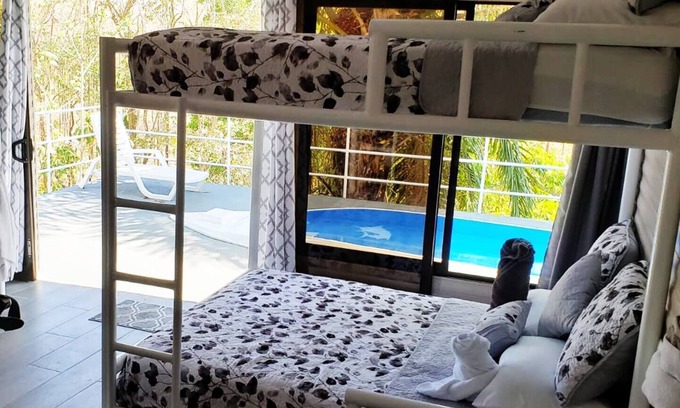 Parrita Maison | Nouveau! Tarzan Family Treehouse! Jacuzzi, WIFI rapide, AC!❤️