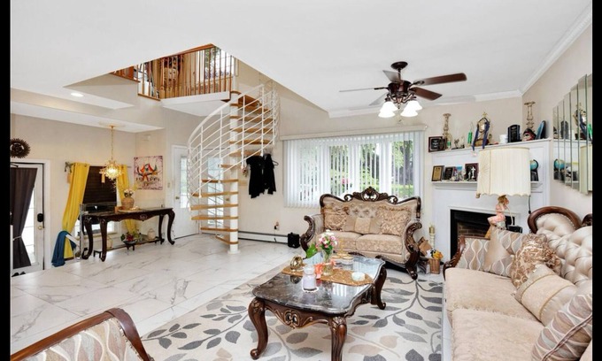 Farmingdale Maison | Fantastic 2-bedroom house. Walk to Ryder Cup and LIRR.